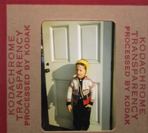 1950 Junge klassische Winterkleidung Fun Day 35 mm Dia roter Rand Kodachrome - Bild 1 von 2