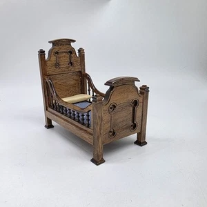 Letto rinascimentale per bambini giovani casa delle bambole in miniatura 1:12 legno ornato - Foto 1 di 13