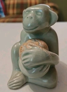 Seladon Vintage orientalische glasierte Porzellan Figur - AFFE MIT FRÜCHTEN - SIGNIERT - Bild 1 von 5