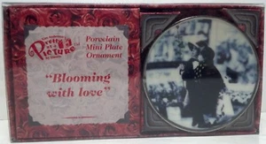 Mini plato adorno de porcelana de Enesco Kim Anderson "BLOOMING WITH LOVE" 2 3/4" - Imagen 1 de 3
