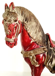 Ausdrucksstarke Pferdefigur Tang Dynastie China - Keramik mit Roter Glasur - Bild 1 von 8