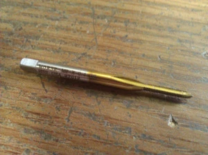 M2 x 0,4 D3 SCHNELLARBEITSSTAHL 2 FLÖTE TiN BESCHICHTET SPIRALSPITZE STECKER WASSERHAHN - Bild 1 von 1