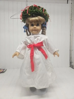  Muñeca coleccionista American Girl Kirsten’s Surprise Holiday 2024 Foto 1 de 4