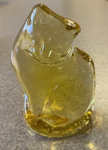 2018 Blenko Cat Kitten Glass Paper Weight Figurine Light Yellow / Gold 3.75" - Picture 1 of 6