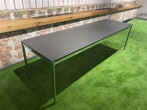 USM Haller Tisch 250 cm x 75 cm, Platte schwarzes Linoleum - Bild 1 von 6