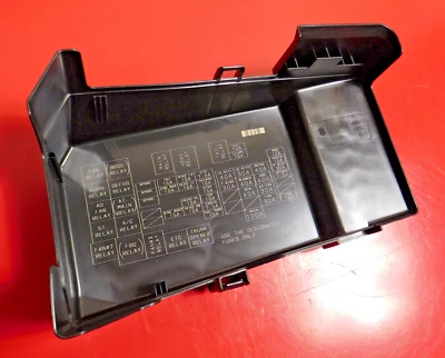 2003-2005 Mazda 6 OEM tampa de bloco de fusíveis principal - 2300cc - Imagem 1 de 4