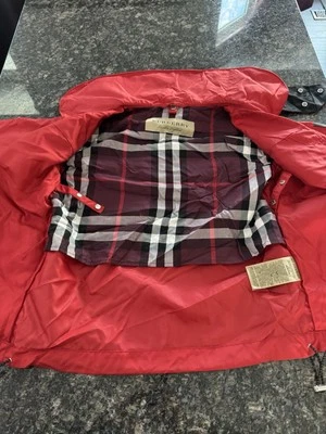 Chaqueta Burberry London Mountain Parka Roja Negra Nylon Talla 48 Grande. Foto 1 de 4