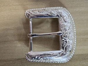 Fibbia cintura western colore argento antico inciso cowboy cowgirl USA 1995 - Foto 1 di 6
