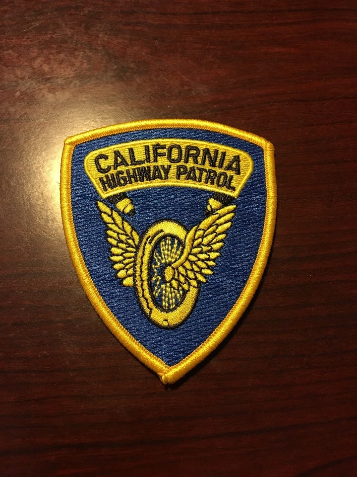 Rueda y alas de la patrulla de carreteras de California Foto 1 de 1