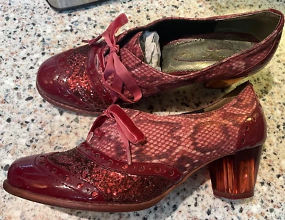 BOMBAS TACONES ROJOS LICENCIA POÉTICA TALLA 9/40 SLINGBACK PEDRERÍA LICENCIA NUEVA Foto 1 de 4