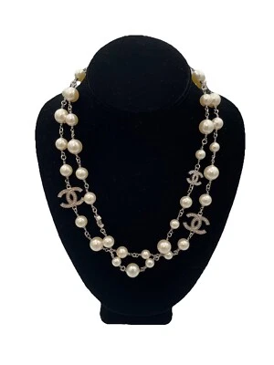 COLLAR CHANEL Clásico 5 CRISTALES CC LOGO PERLAS BLANCAS 42" Sin Caja Foto 1 de 4