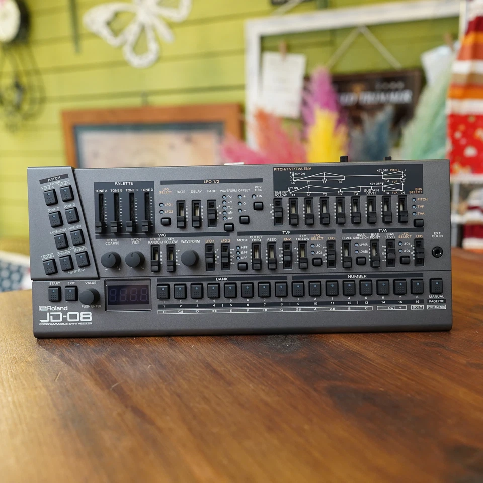 ROLAND JD-08 PROGRAMMIERBARER SYNTHESIZER Brandneu aus Japan