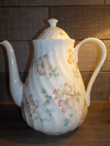 Wedgewood - Cottage Rose - Teapot with Lid Bone China - Picture 1 of 5