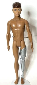 Barbie Fashionistas 2022 #212 prótesis pierna moda muñeca Ken desnuda híbrida - Imagen 1 de 3