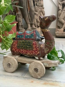 Camello de madera pintado a mano antiguo carro de juguete estatua sobre ruedas figura animal - Imagen 1 de 7