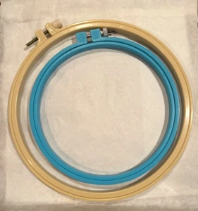 Plastic Embroidery Hoops Lot Sizes 6" + 7 5/8" Round Screw FREE SHIP - Picture 1 of 4