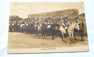 VECCHIA CARTOLINA FOTO VINTAGE COSTUMI SARDI SARDEGNA OLIENA CAVALIERI 1932 - Foto 1 di 2