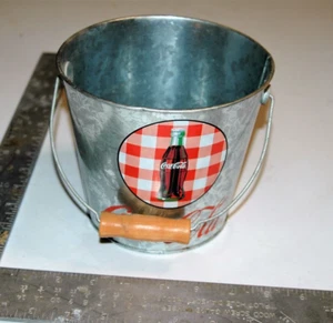 Cubo de lata de metal galvanizado Coca-Cola vintage con mango de madera - Imagen 1 de 7
