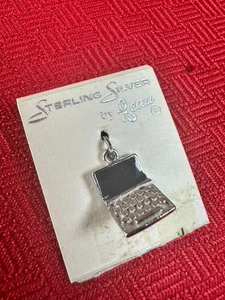 Nuevo De Colección Mini Tono Plateado Vintage Computadora Dije Tecnología Oficina Regalo - Imagen 1 de 3