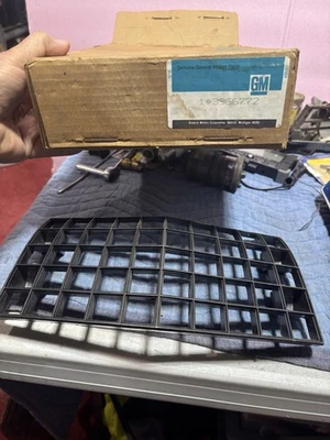 Corvette GM 3966772 1970-1972 front center grill - Image 1 of 3