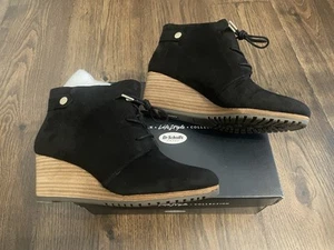 New In Box Dr Scholls Dakota Wedge Heel Ankle Bootie Black Faux Suede Women Sz 7 - Picture 1 of 12