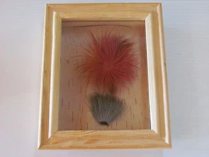 7" x 8 1/2" GERAHMTES ELCHHAAR BUFTING AUF BIRKENRINDE, ROTE BLUME - Bild 1 von 3