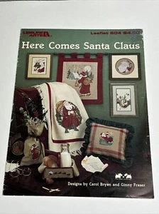 Folleto de Papá Noel 604 Leisure Arts Here Comes patrón de punto de cruz - Imagen 1 de 10