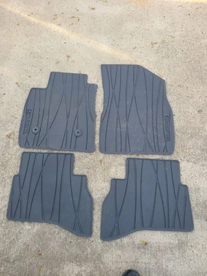 Alfombrillas OEM 2024 Buick Encore GX, retiradas después de una semana Foto 1 de 4