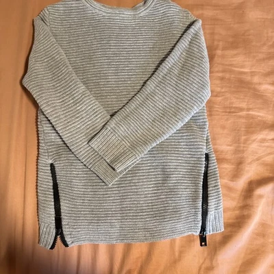 Suéter Gris Zara Niños | Talla 4T | Acentos con Cremallera Foto 1 de 4