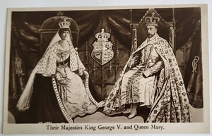 VINTAGE 1912 KÜNSTLERISCHE RPPC KING GEORGE V & QUEEN MARY VOLLE INSIGNIEN AUF THRONEN - Bild 1 von 2