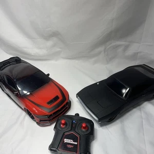 Dodge Charger 1968 Fast & Furious Dom's 1:24 carrocería ancha negro más coche rojo - Imagen 1 de 9
