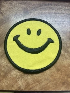 Happy Face 70er Patch selten Vintage Bügelbild 3" Hippie Tasche Jacke gelb Smiley Emo - Bild 1 von 3