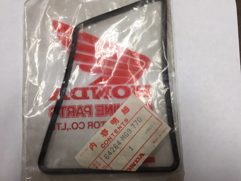 1984-87 HONDA GL1200A/I GOLDWING RIGHT SIDE SPEAKER RUBBER, 64264-MG9-770 - Image 1 of 1
