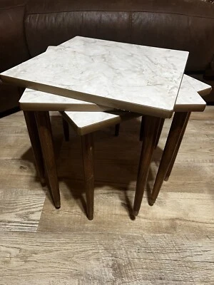 Mesas apilables/anidadas cuadradas modernas de mediados de siglo Foto 1 de 4