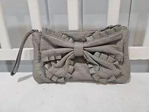 Rot von Marc Ecko grau Designer Handgelenktasche/Clutch mit Schleife Akzent - Bild 1 von 7