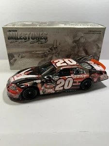 Tony Stewart 2005 #20 Milestones 1999 Novato del Año NASCAR Diecast 1/24. - Imagen 1 de 10