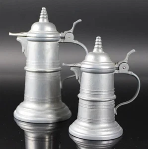 Pewter Pitchers Set Of 2 UTILIZZABILE SOLO COME BOTTE ORNAMENTALE Lidded - Foto 1 di 6