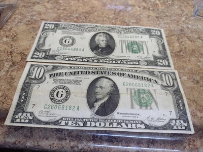 1928-B $20  -$10B"Light Green Seal" Chicago Very Nice Set Look At Pictures  - Image 1 of 4