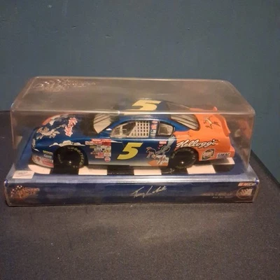auto Terry Labonte #5 Kellogg's Looney Tunes 2002 Monte Carlo 1:24 Action  - Image 1 of 4