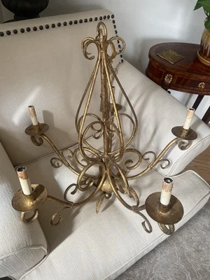 ¿Hierro dorado vintage? Lámpara de araña francesa de 5 brazos - 25'D x 25"H Foto 1 de 4