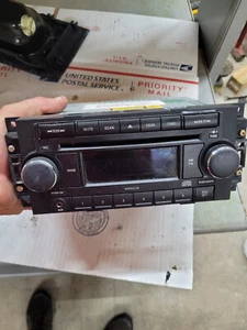 04-10 JEEP DODGE CHRYSLER OEM Radio STEREO CASSETTE PLAYER P05064171 - Imagen 1 de 3