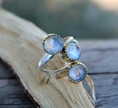 Anillo de tres piedras preciosas ovaladas de piedra lunar de fuego de plata de ley 925 Foto 1 de 4