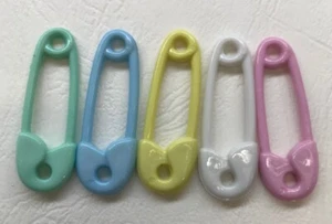 Baby Windel Pin Knöpfe 38 mm x 13 mm weiß rosa zitronenblau neuwertig Handwerk gestrickt - Bild 1 von 1