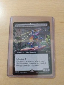 Iridescent Vinelasher randlos selten, Bloomburrow Commander #359, MTG Magic - Bild 1 von 3