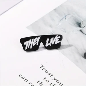 COMPRA 1 Y OBTÉN 1 GRATIS: Prendedor de metal clásico de película de terror "They Live" película nueva - Imagen 1 de 8
