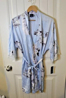 Nuevo con etiquetas, hermoso albornoz floral azul pálido de longitud corta marca Apt 9 Foto 1 de 4