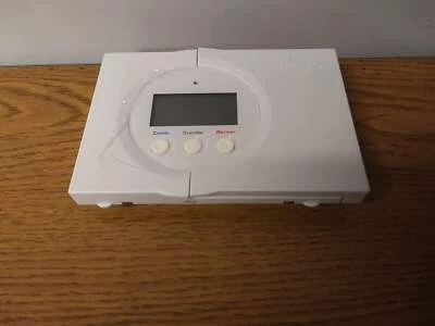 TERMOSTATO DIGITAL PROGRAMABLE AMANA TSTATA3272C 7 DÍAS 3 CALOR 2 FRÍO 24 VAC Foto 1 de 4