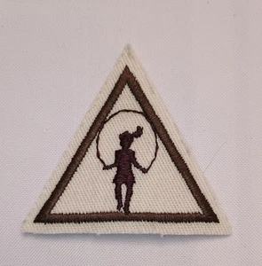 Insignia Girl Scouts Brownie Try-It retirada "GirlSport" 1986-1997 bordada en muy buena condición - Imagen 1 de 5