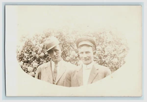 Outdoor Blumen Hintergrund Männer Portrait frühe Ansicht RPPC - getrimmt - Bild 1 von 2