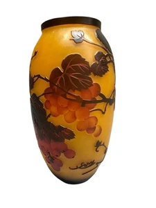 Emile Galle signierte Kamee Kunst Vase dunkler Bernstein geprägte Blätter mit Trauben wunderschön! - Bild 1 von 14